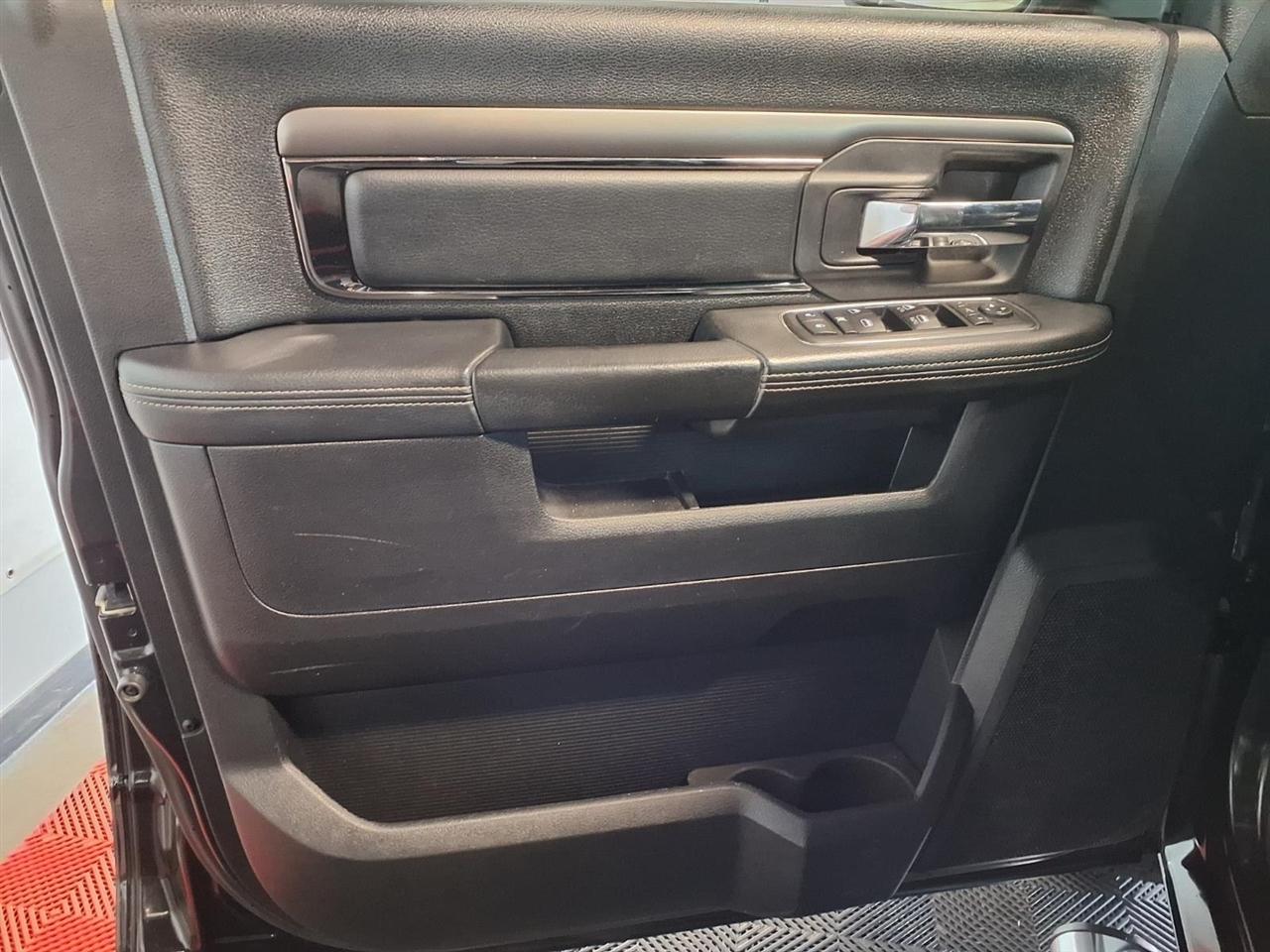 RAM 1500 4WD Crew Cab 140.5" Sport 2015