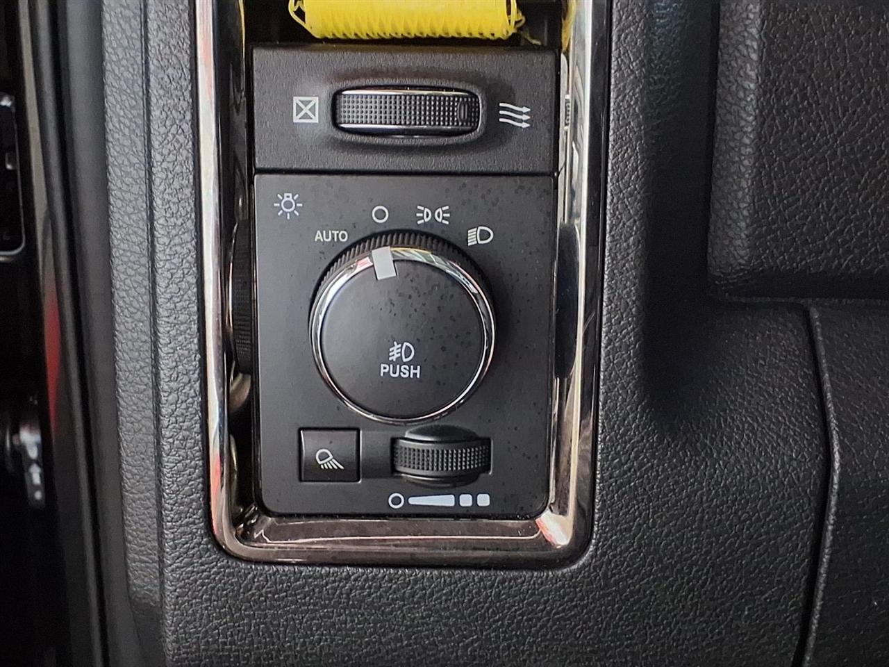 RAM 1500 4WD Crew Cab 140.5" Sport 2015