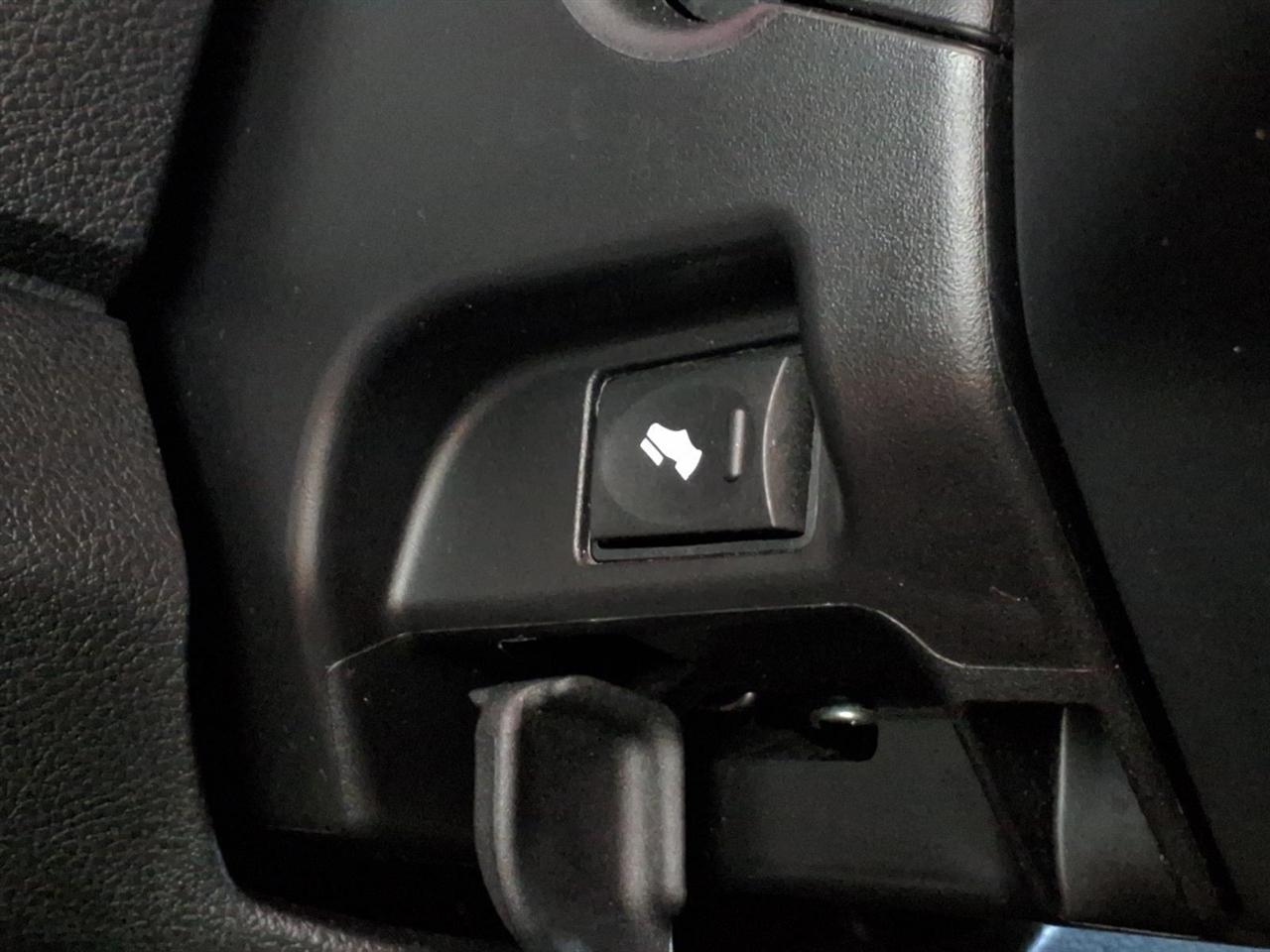 RAM 1500 4WD Crew Cab 140.5" Sport 2015