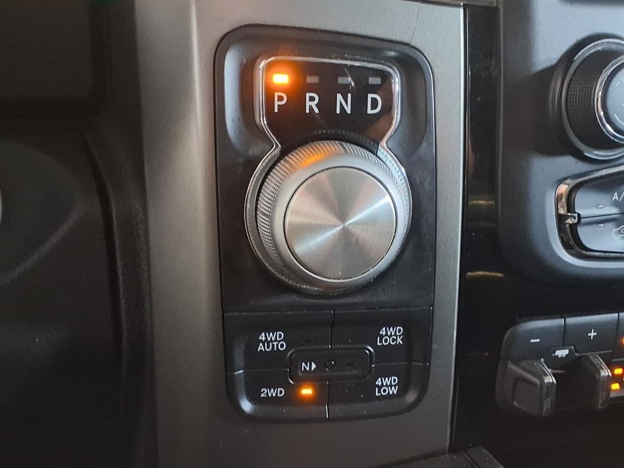 RAM 1500 4WD Crew Cab 140.5" Sport 2015