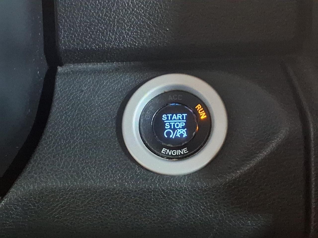 RAM 1500 4WD Crew Cab 140.5" Sport 2015