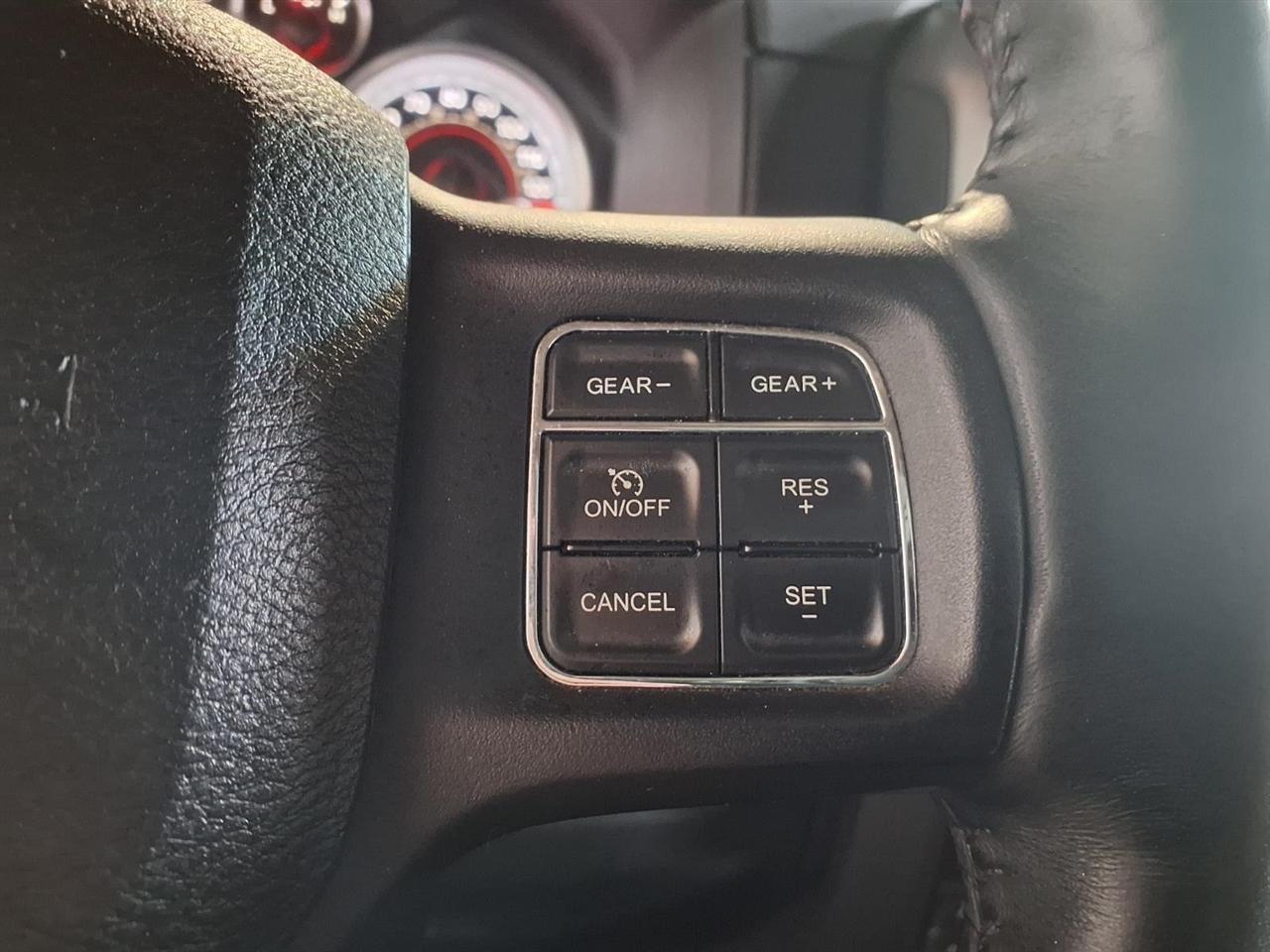 RAM 1500 4WD Crew Cab 140.5" Sport 2015