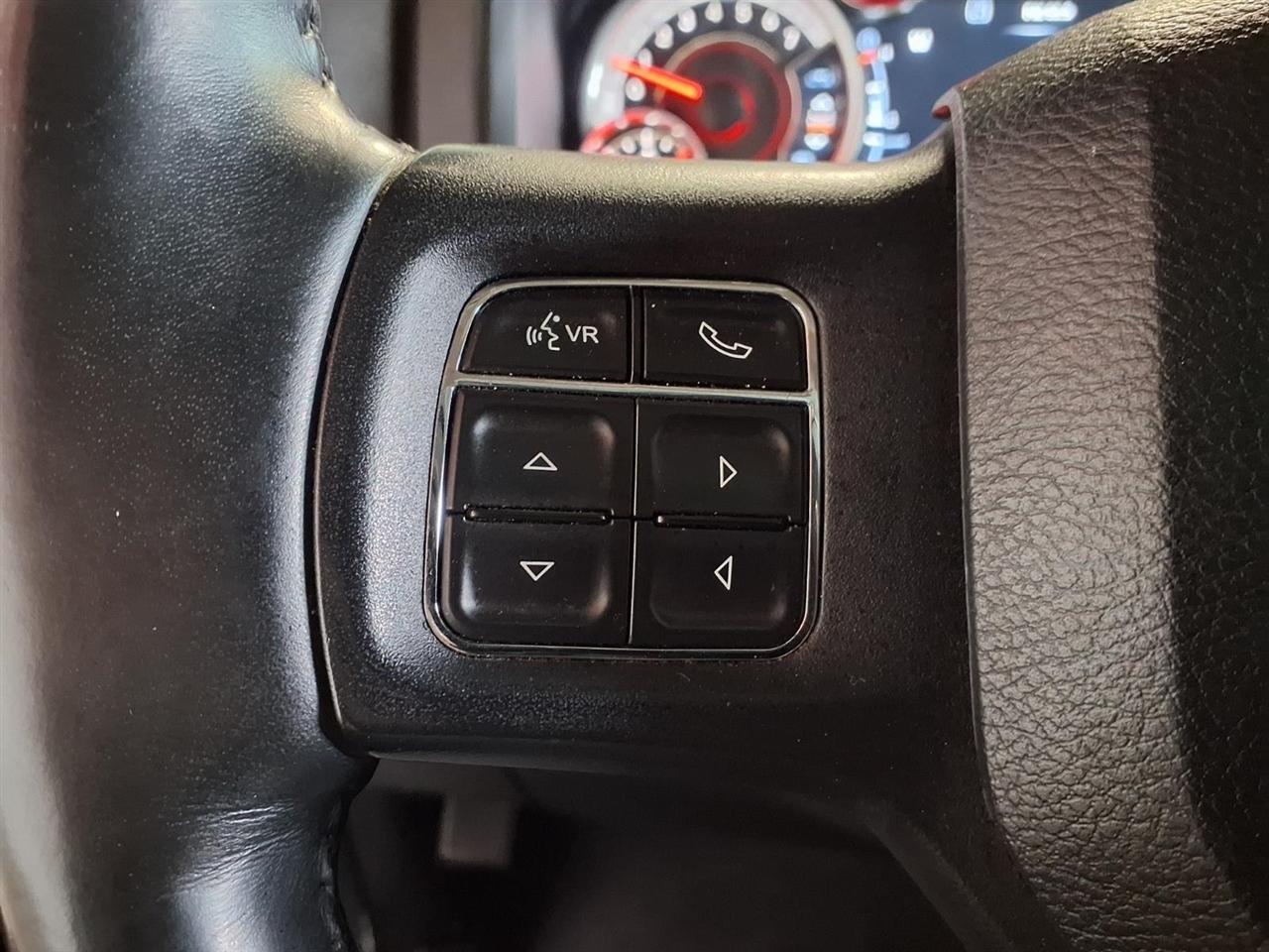 RAM 1500 4WD Crew Cab 140.5" Sport 2015