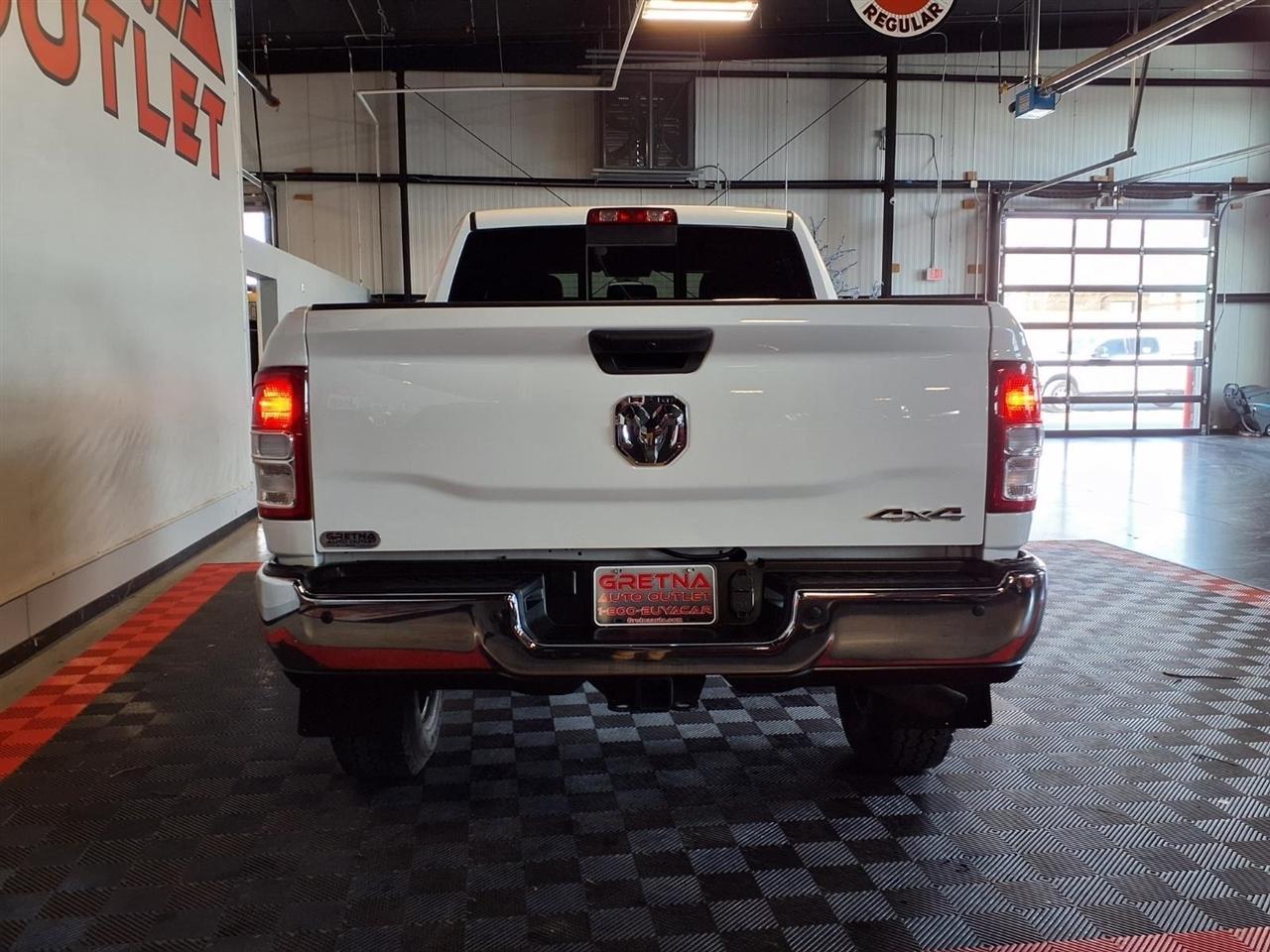 RAM 2500 Tradesman 4x4 Crew Cab 6'4" Box 2022