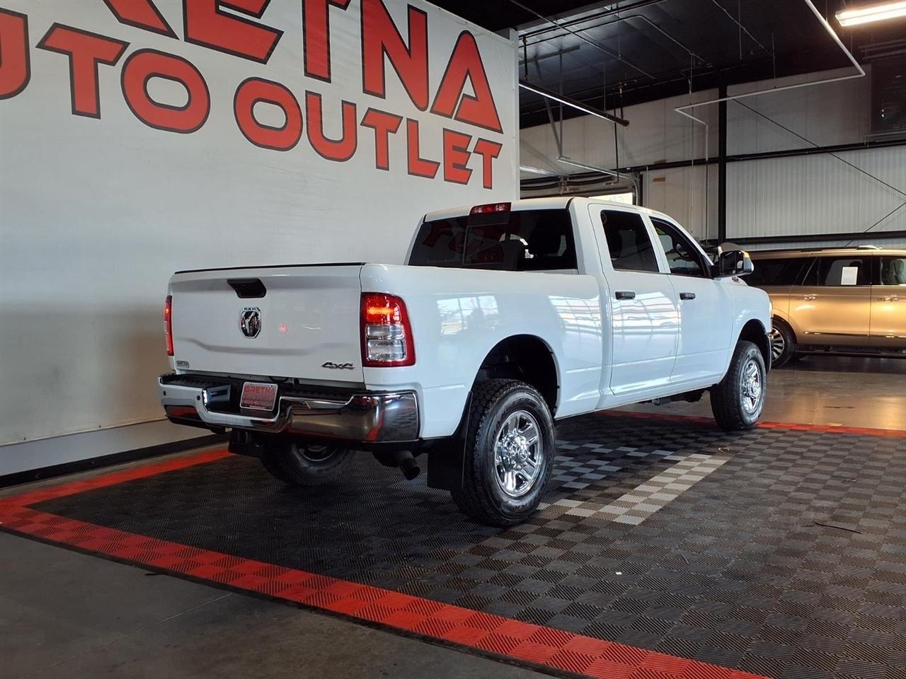 RAM 2500 Tradesman 4x4 Crew Cab 6'4" Box 2022
