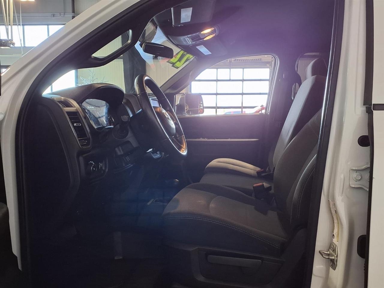 RAM 2500 Tradesman 4x4 Crew Cab 6'4" Box 2022