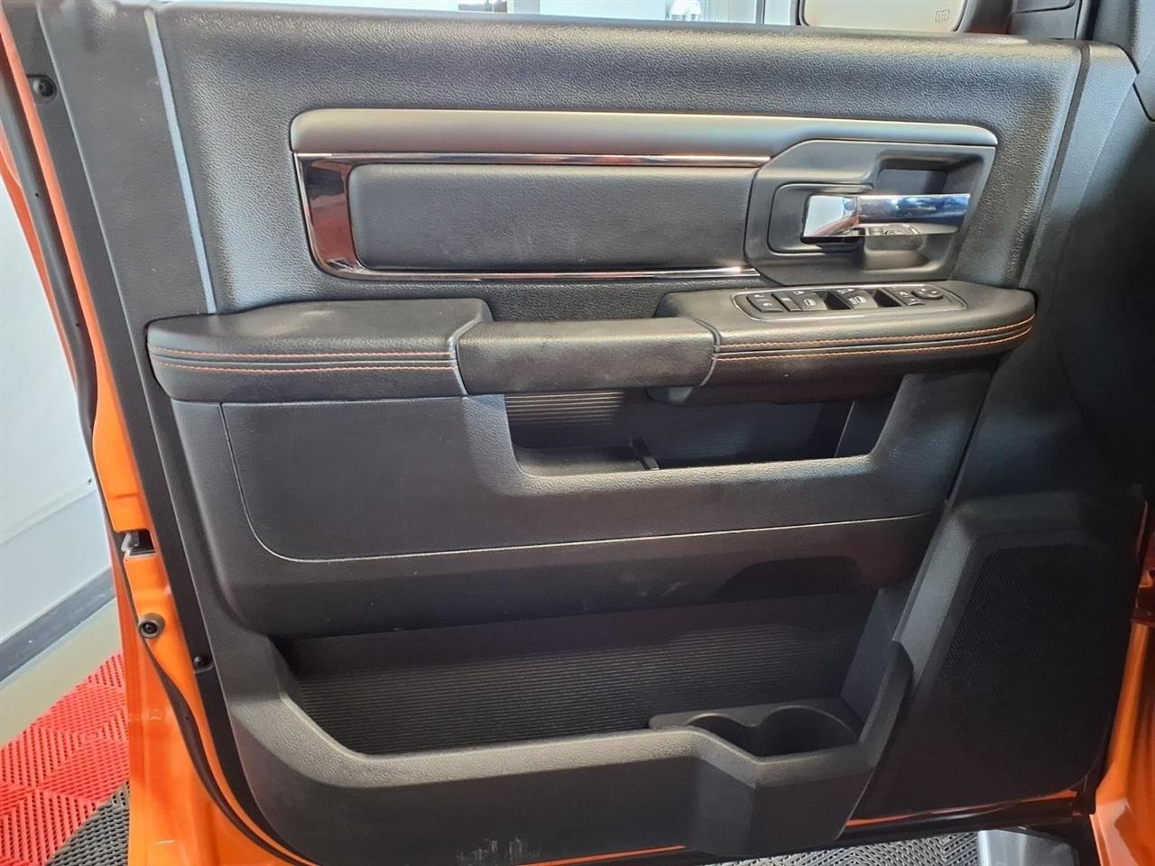 RAM 1500 4WD Crew Cab 140.5" Sport 2015