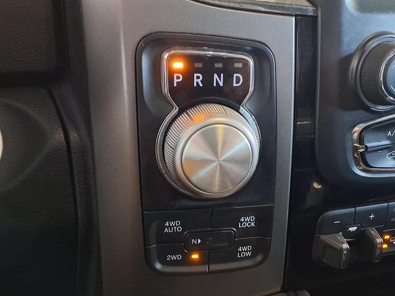 RAM 1500 4WD Crew Cab 140.5" Sport 2015