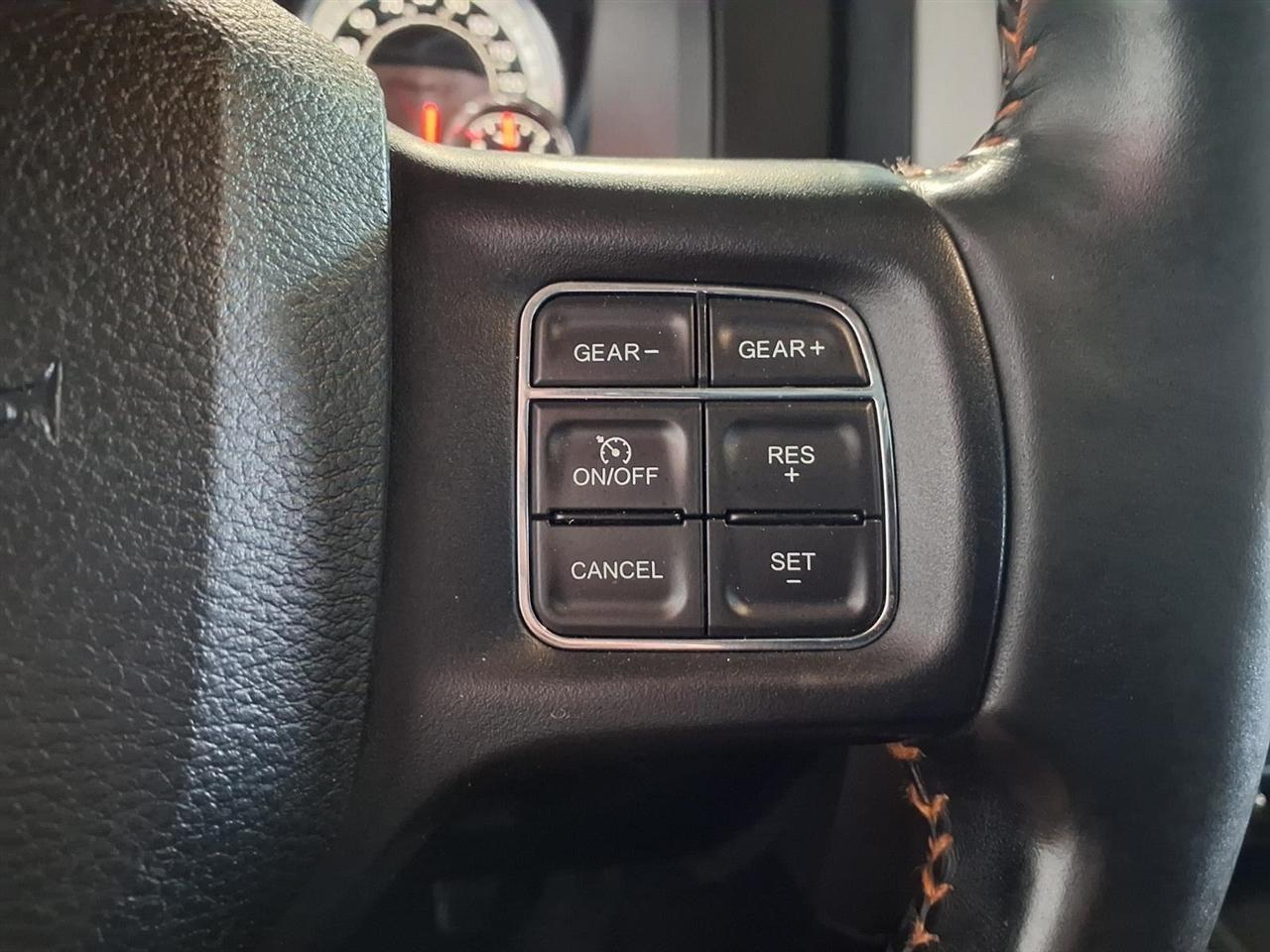 RAM 1500 4WD Crew Cab 140.5" Sport 2015