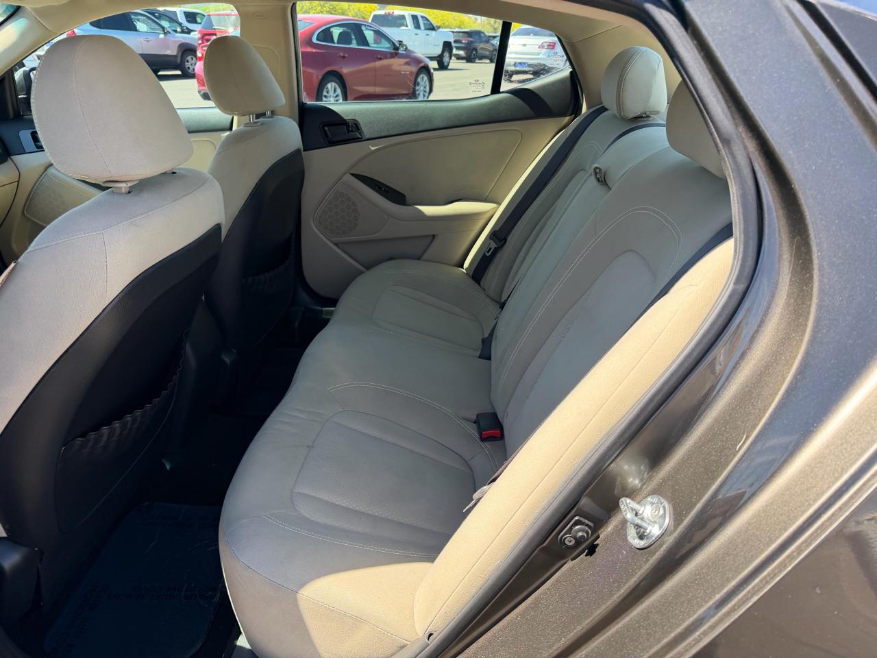 Kia Optima LX AT 2011