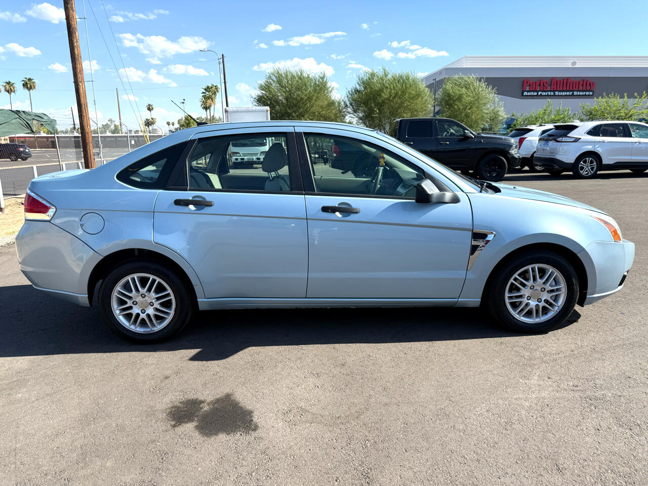 2008 Ford Focus Sedan photo 2