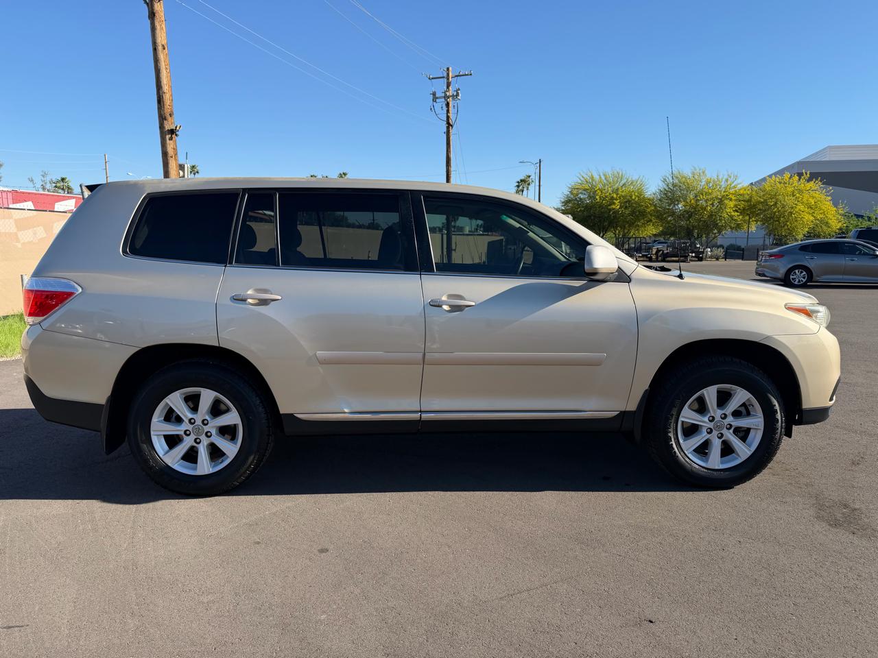 Toyota Highlander Base 2WD I4 2012