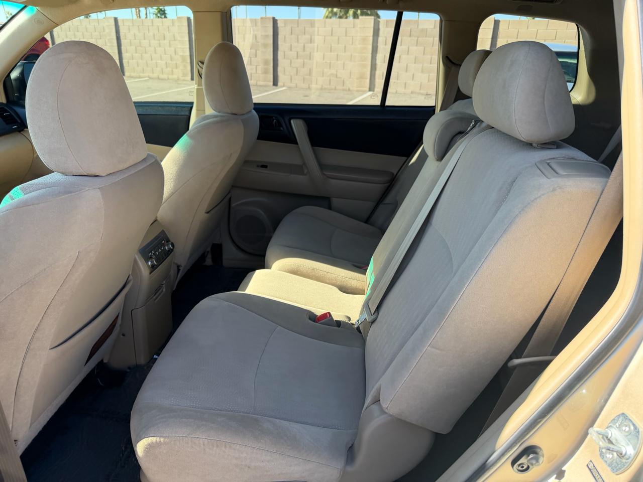 Toyota Highlander Base 2WD I4 2012