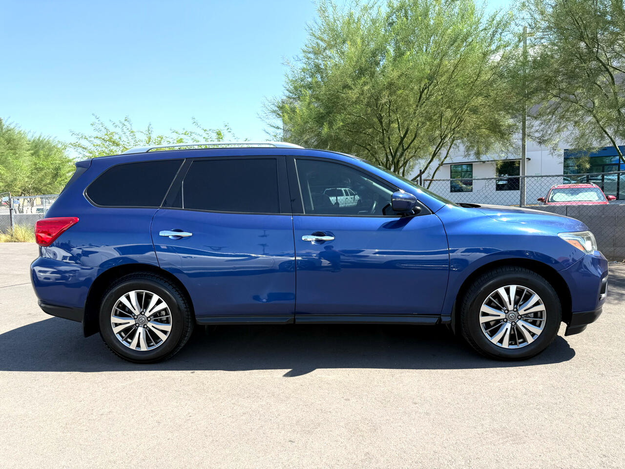 2019 Nissan Pathfinder S photo 2