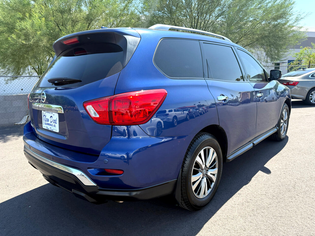 2019 Nissan Pathfinder S photo 3