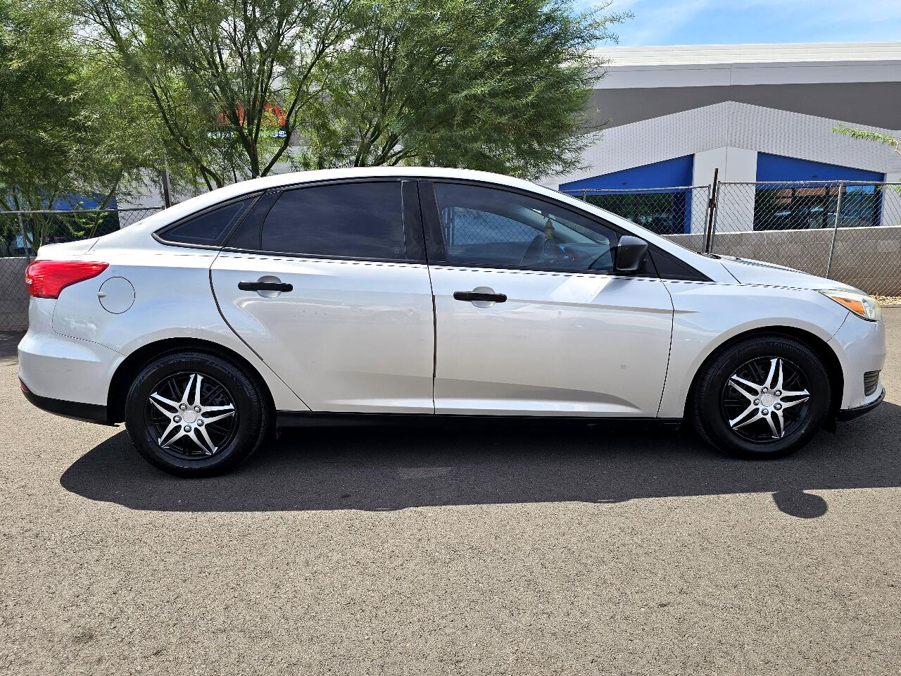 2017 Ford Focus Sedan photo 2