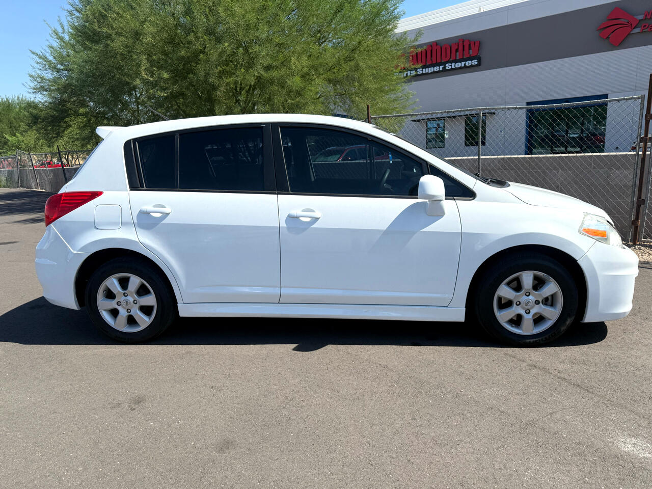 2011 Nissan Versa 1.8 SL photo 2