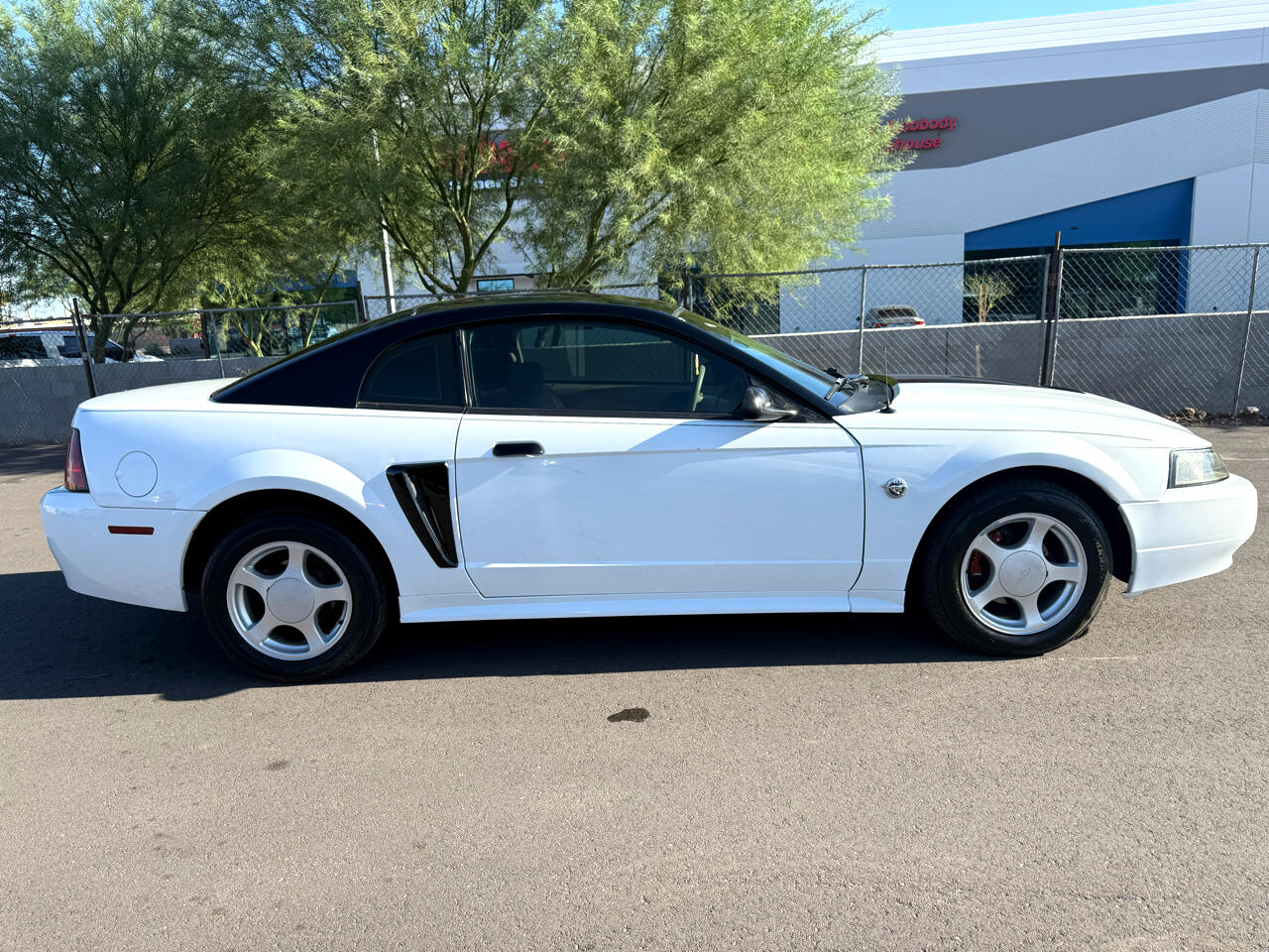 2004 Ford Mustang Premium photo 2