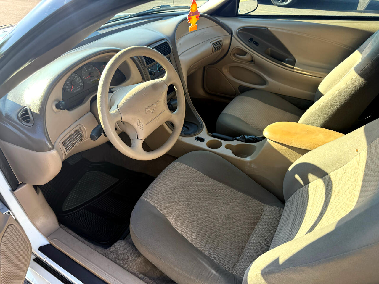 2004 Ford Mustang Premium photo 9