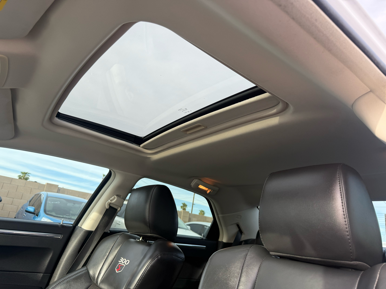 2010 Chrysler 300 S photo 11