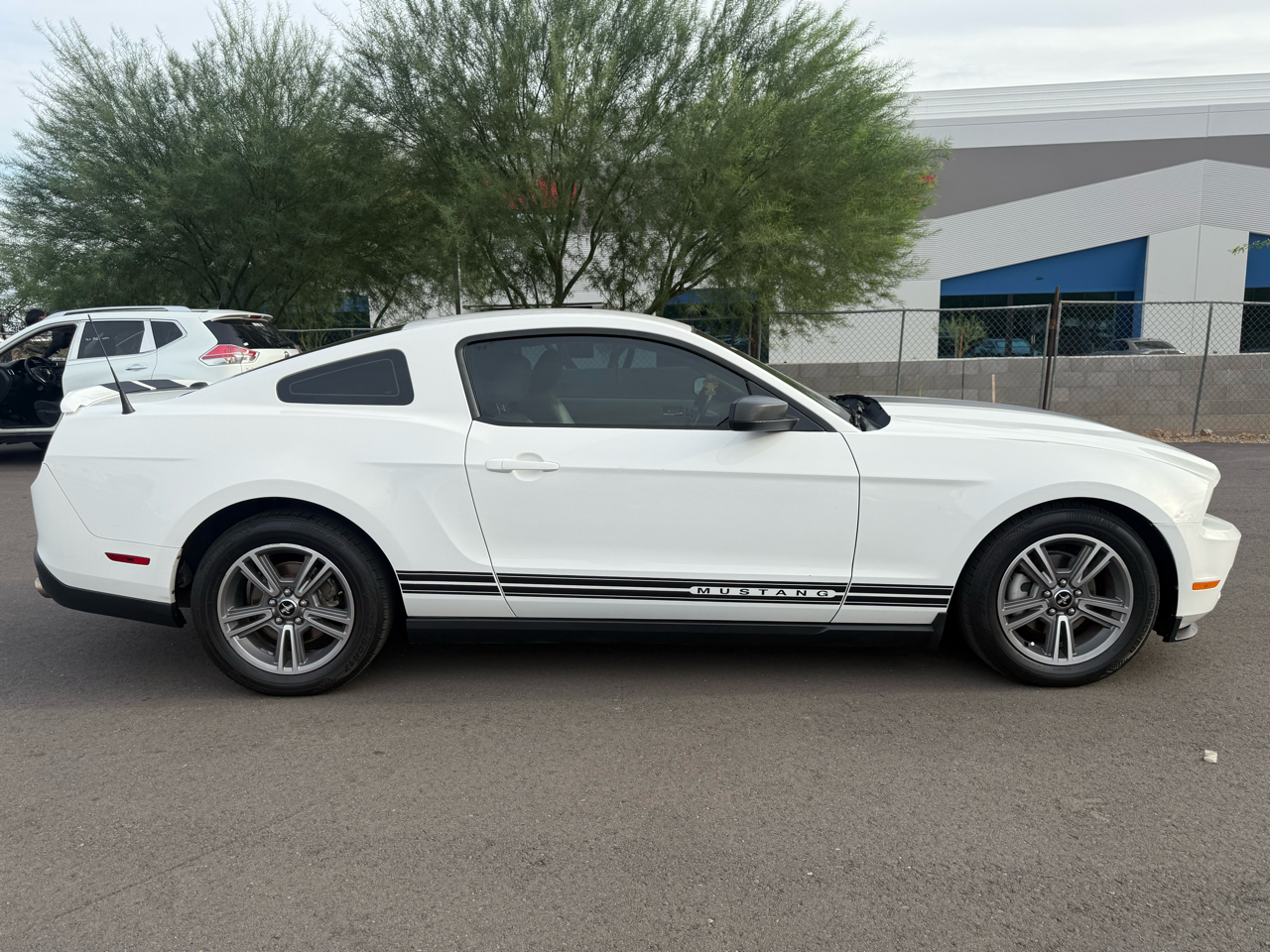 2010 Ford Mustang V6 photo 2