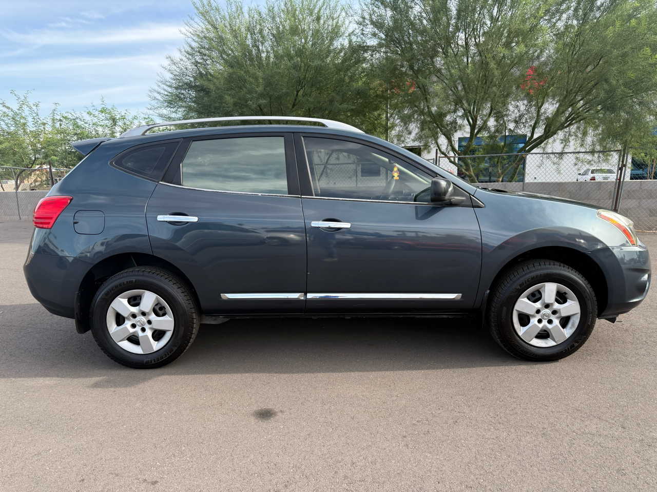 2014 Nissan Rogue Select S photo 2