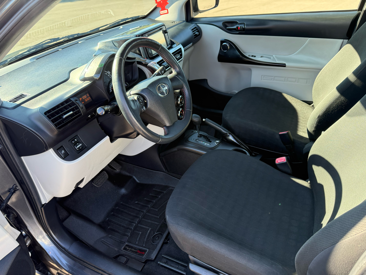 Scion iQ 3-Door Hatchback AT 2014