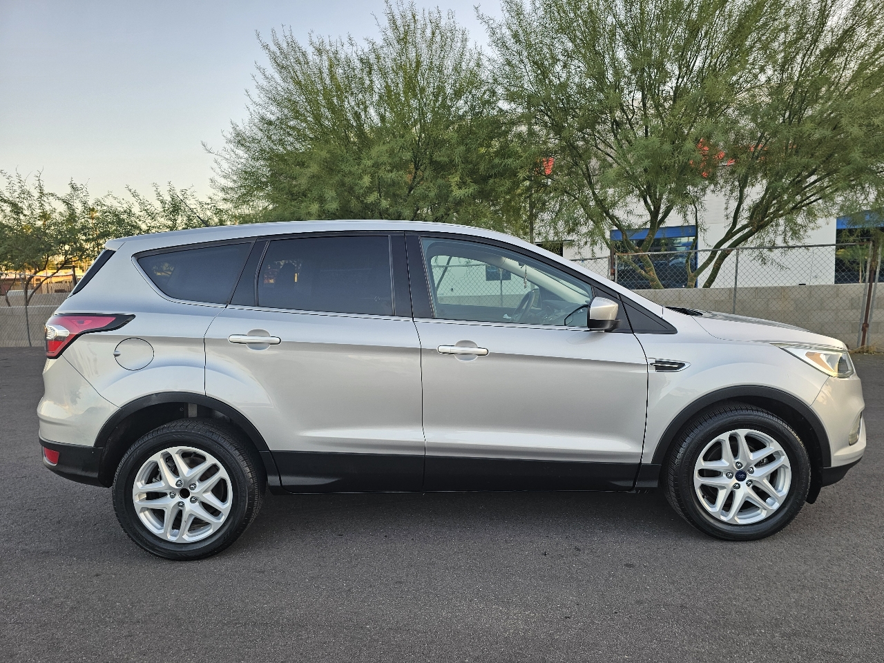 2017 Ford Escape SE photo 2