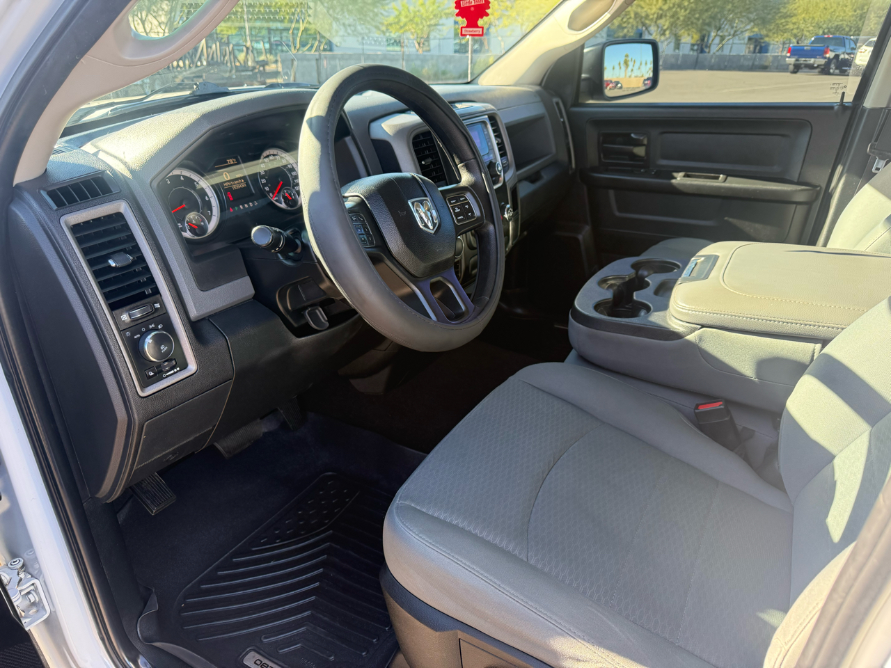 RAM 1500 2WD Crew Cab 140.5" Express 2017
