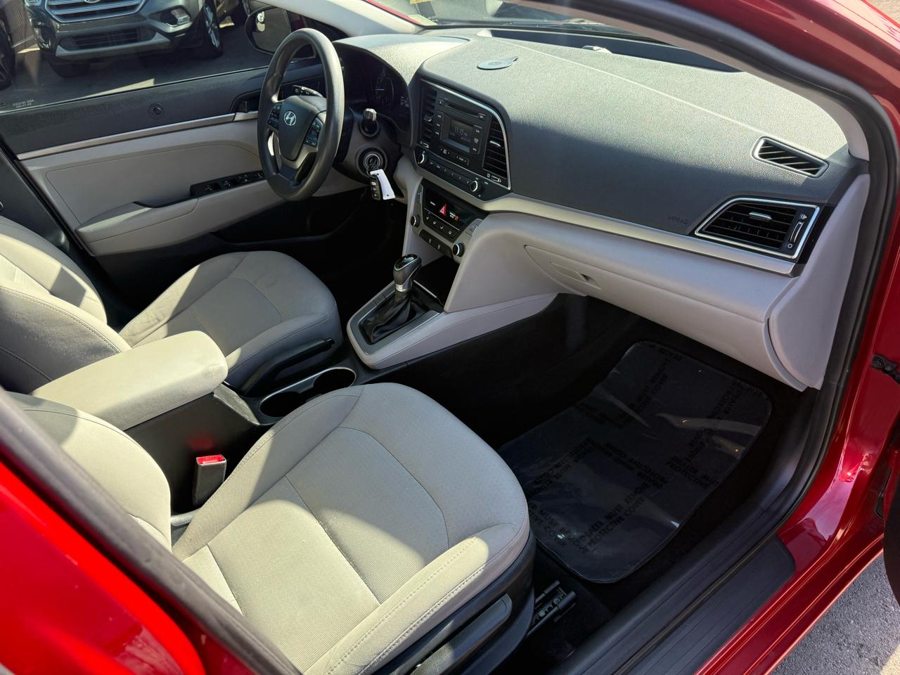 Hyundai Elantra SE 6AT 2018