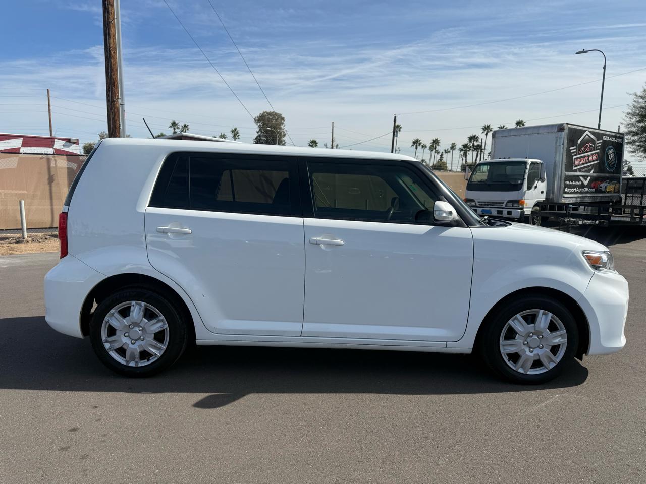 Scion xB 5-Door Wagon 5-Spd MT 2015