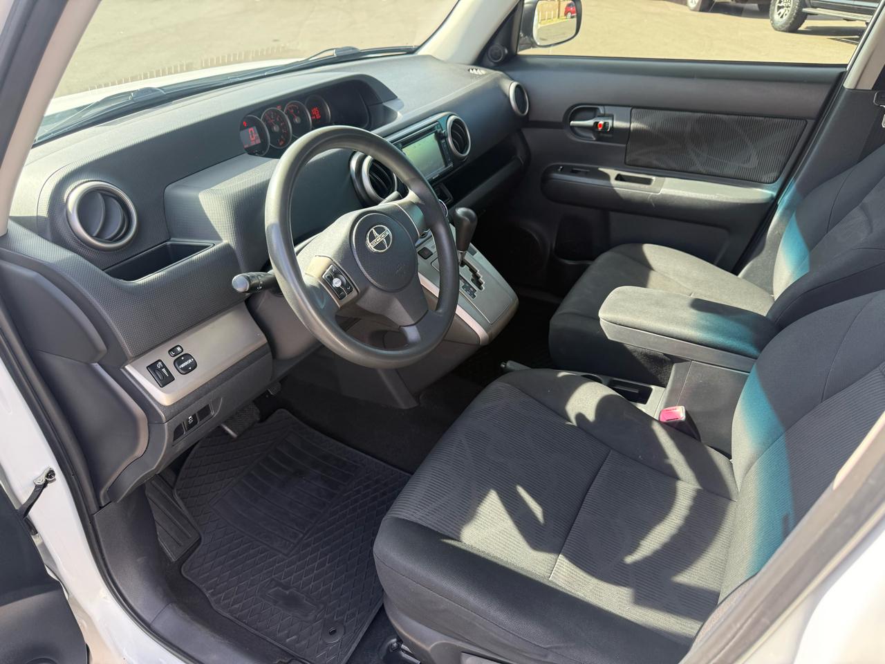 Scion xB 5-Door Wagon 5-Spd MT 2015