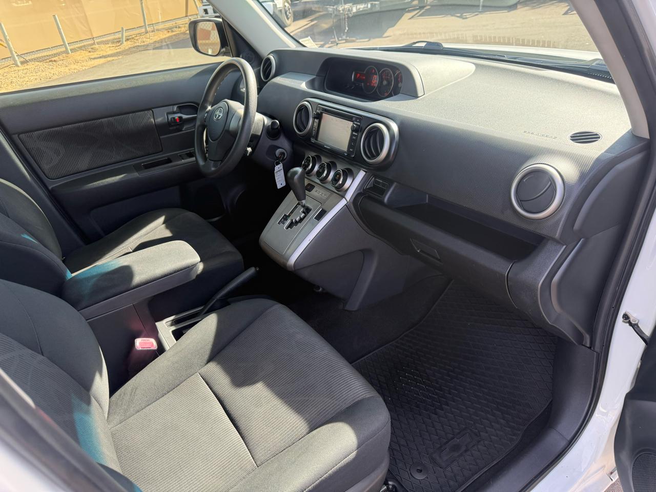 Scion xB 5-Door Wagon 5-Spd MT 2015