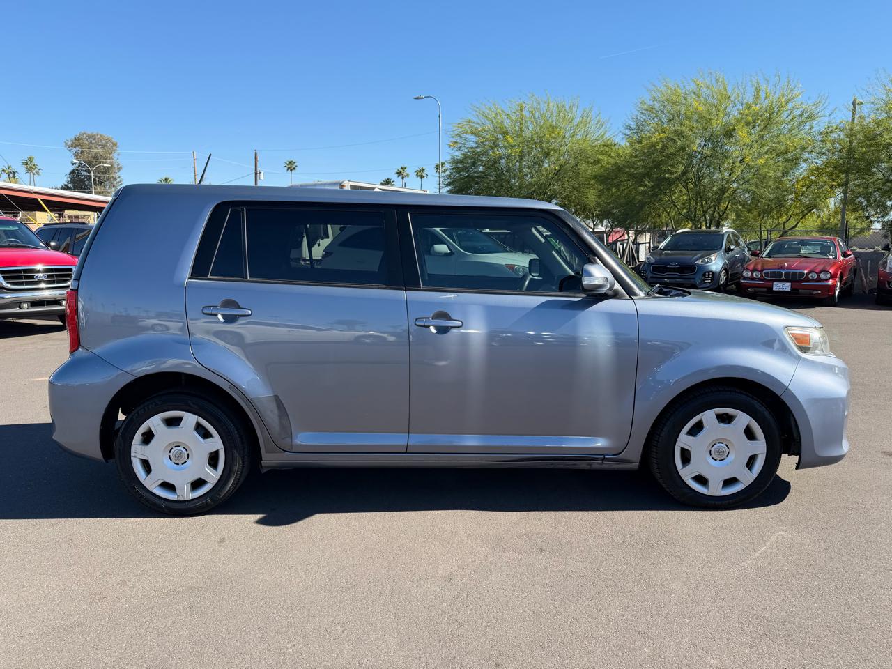 Scion xB 5-Door Wagon 5-Spd MT 2012