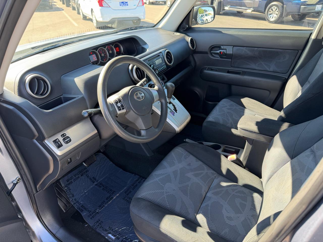 Scion xB 5-Door Wagon 5-Spd MT 2012