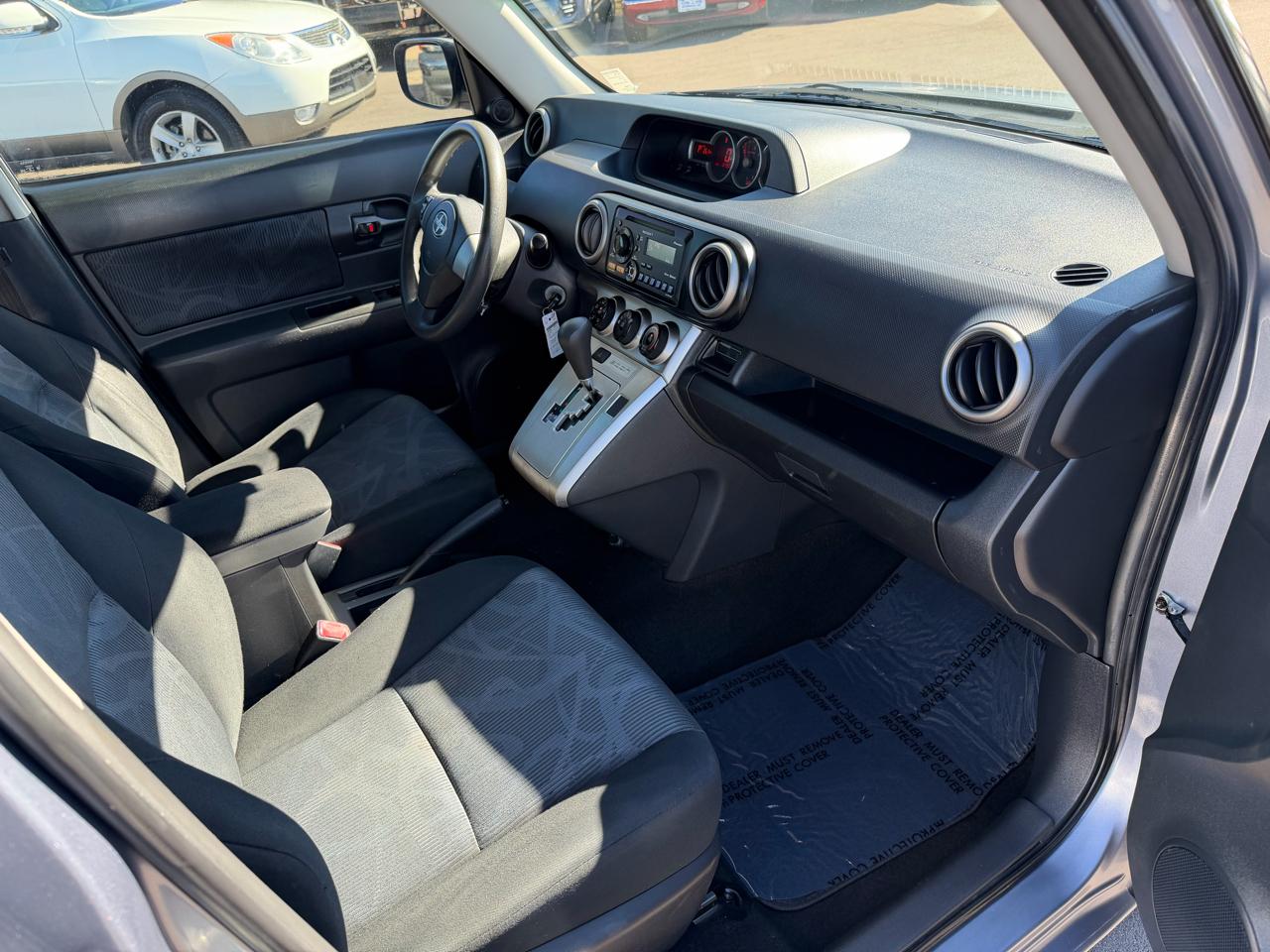 Scion xB 5-Door Wagon 5-Spd MT 2012