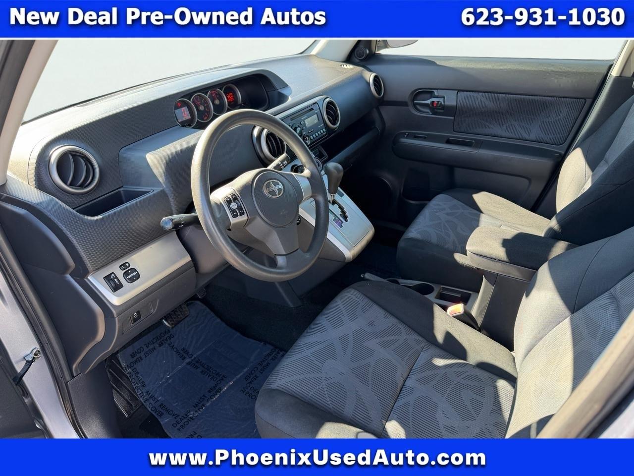 Scion xB 5-Door Wagon 5-Spd MT 2012