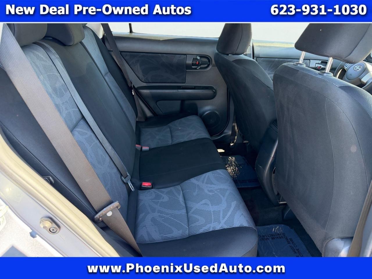 Scion xB 5-Door Wagon 5-Spd MT 2012