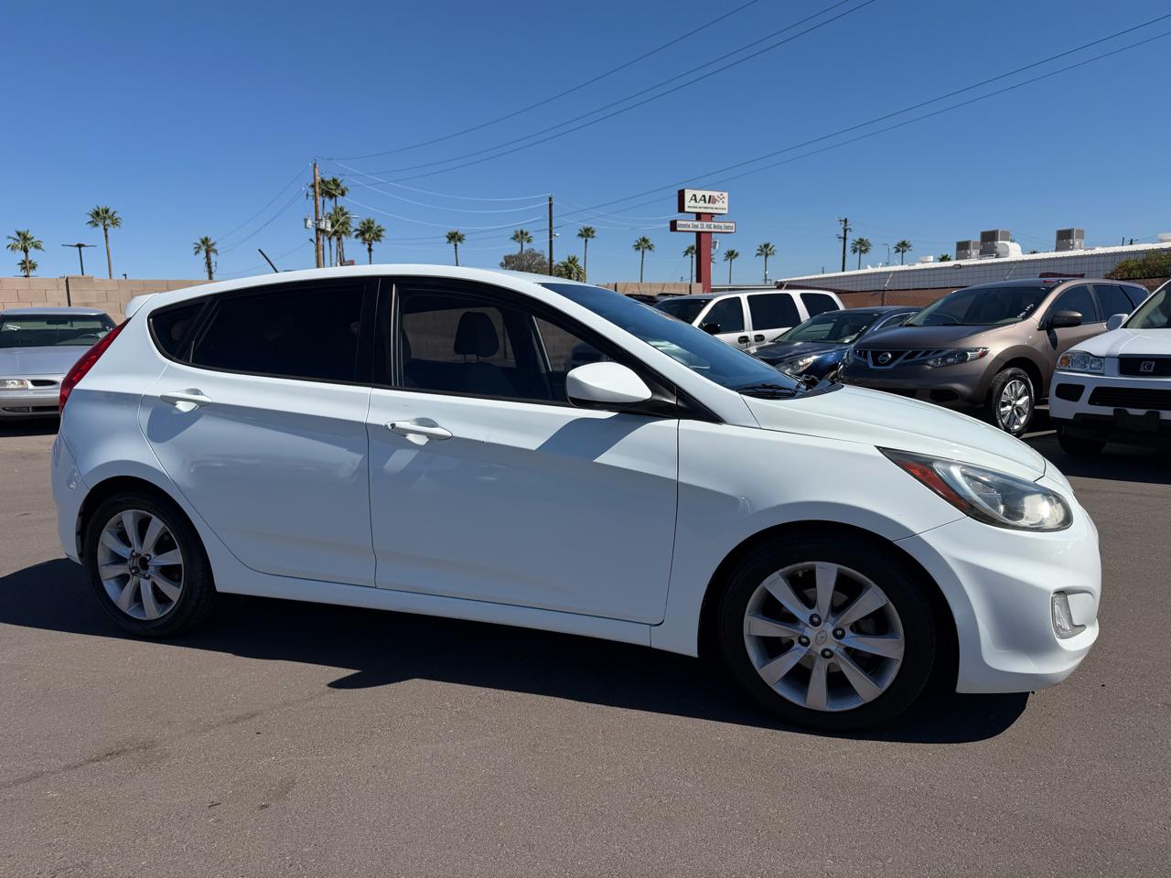 2012 Hyundai Accent SE 5-Door
