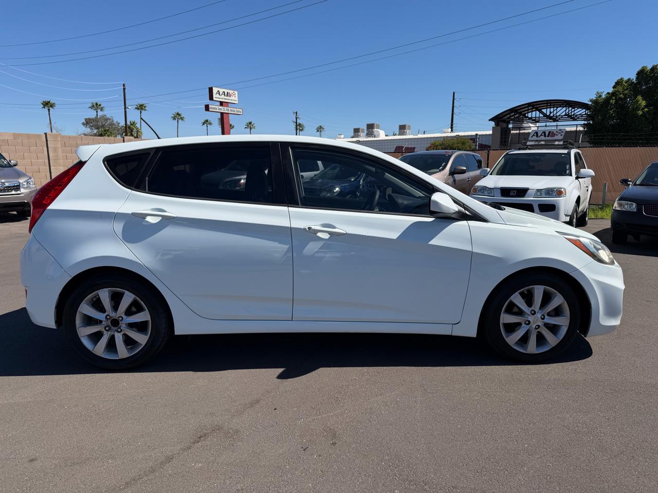 Hyundai Accent SE 5-Door 2012
