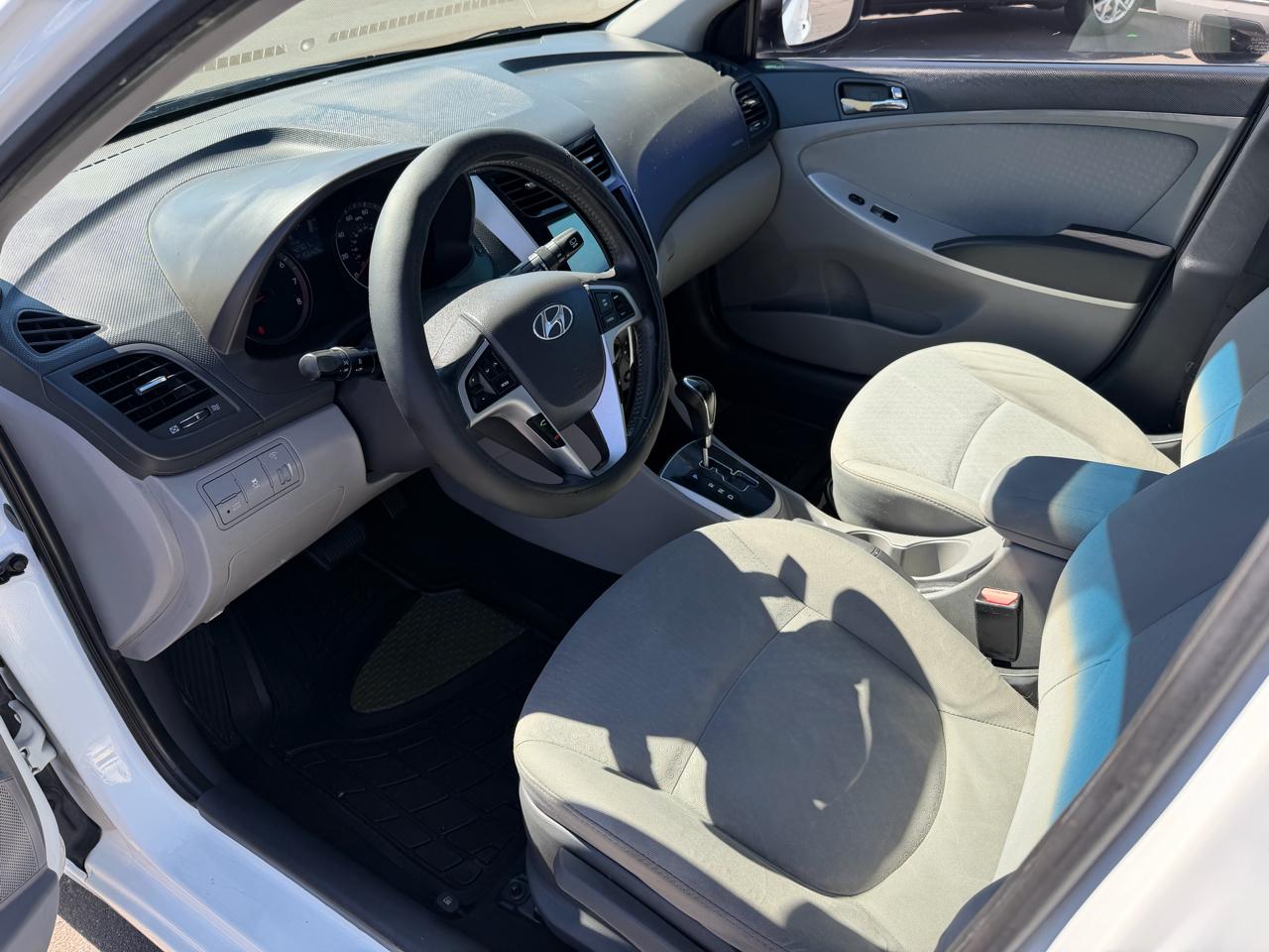 Hyundai Accent SE 5-Door 2012