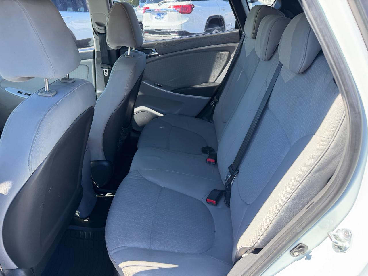 Hyundai Accent SE 5-Door 2012