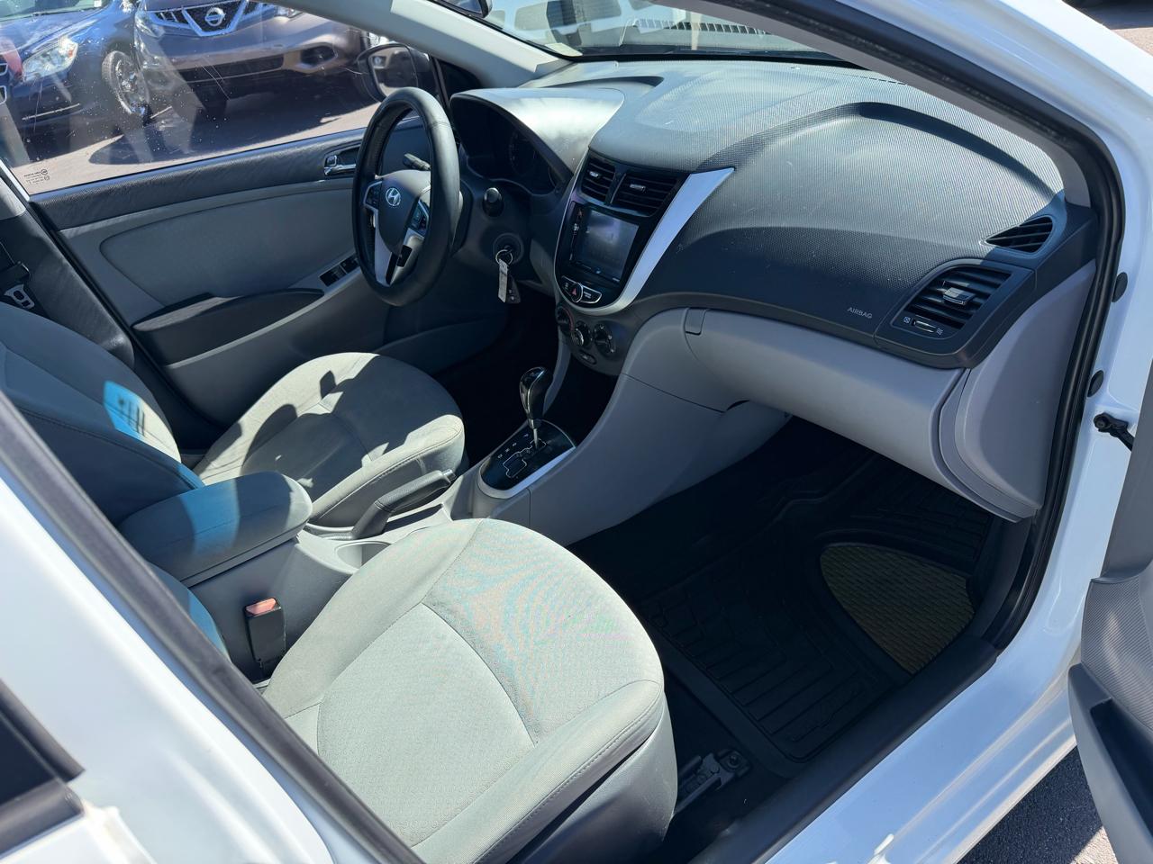 Hyundai Accent SE 5-Door 2012