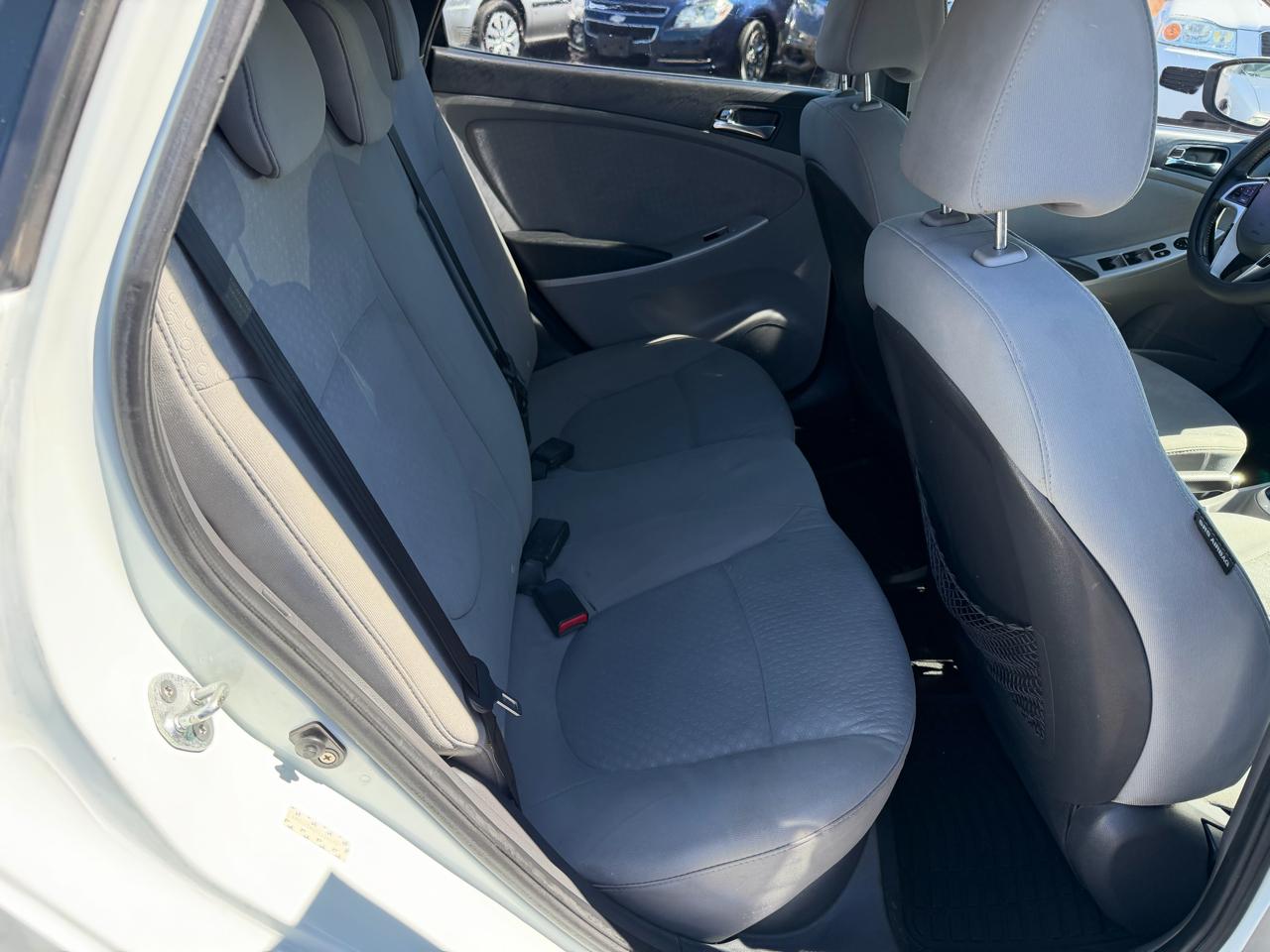 Hyundai Accent SE 5-Door 2012