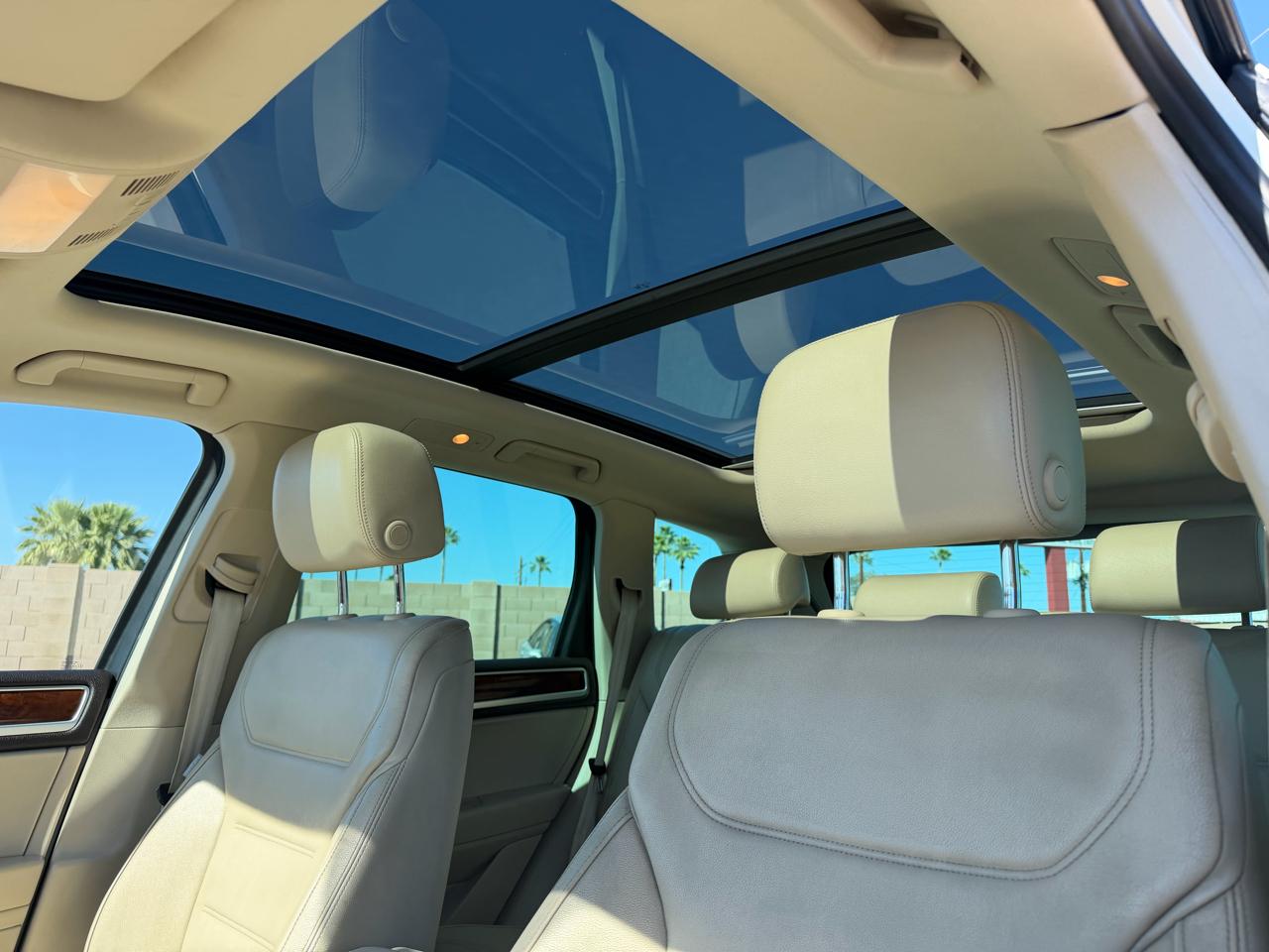 Volkswagen Touareg VR6 Sport w/Navigation 2012