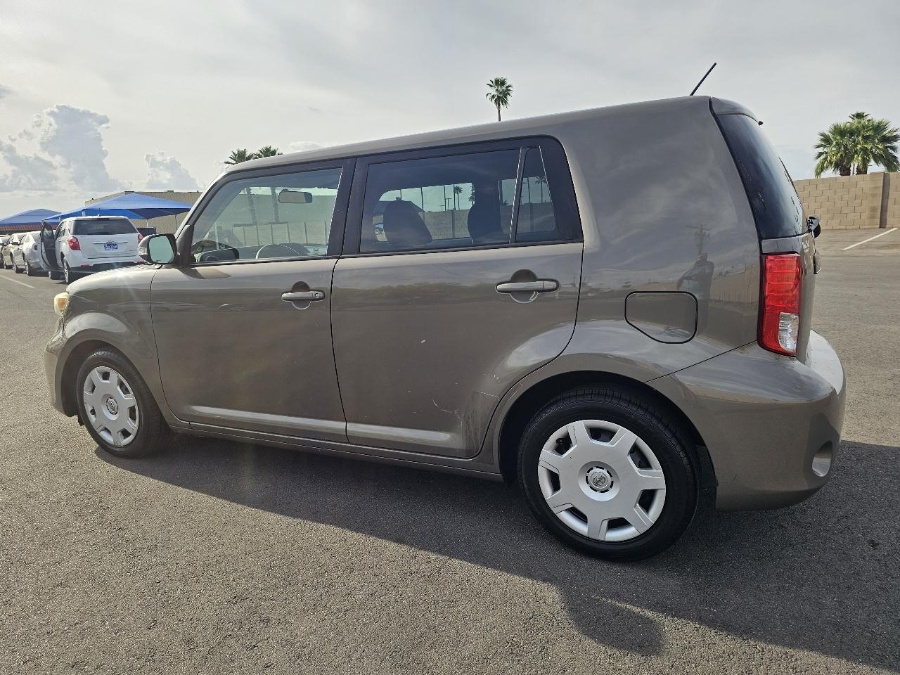 Scion xB 5-Door Wagon 4-Spd AT 2012