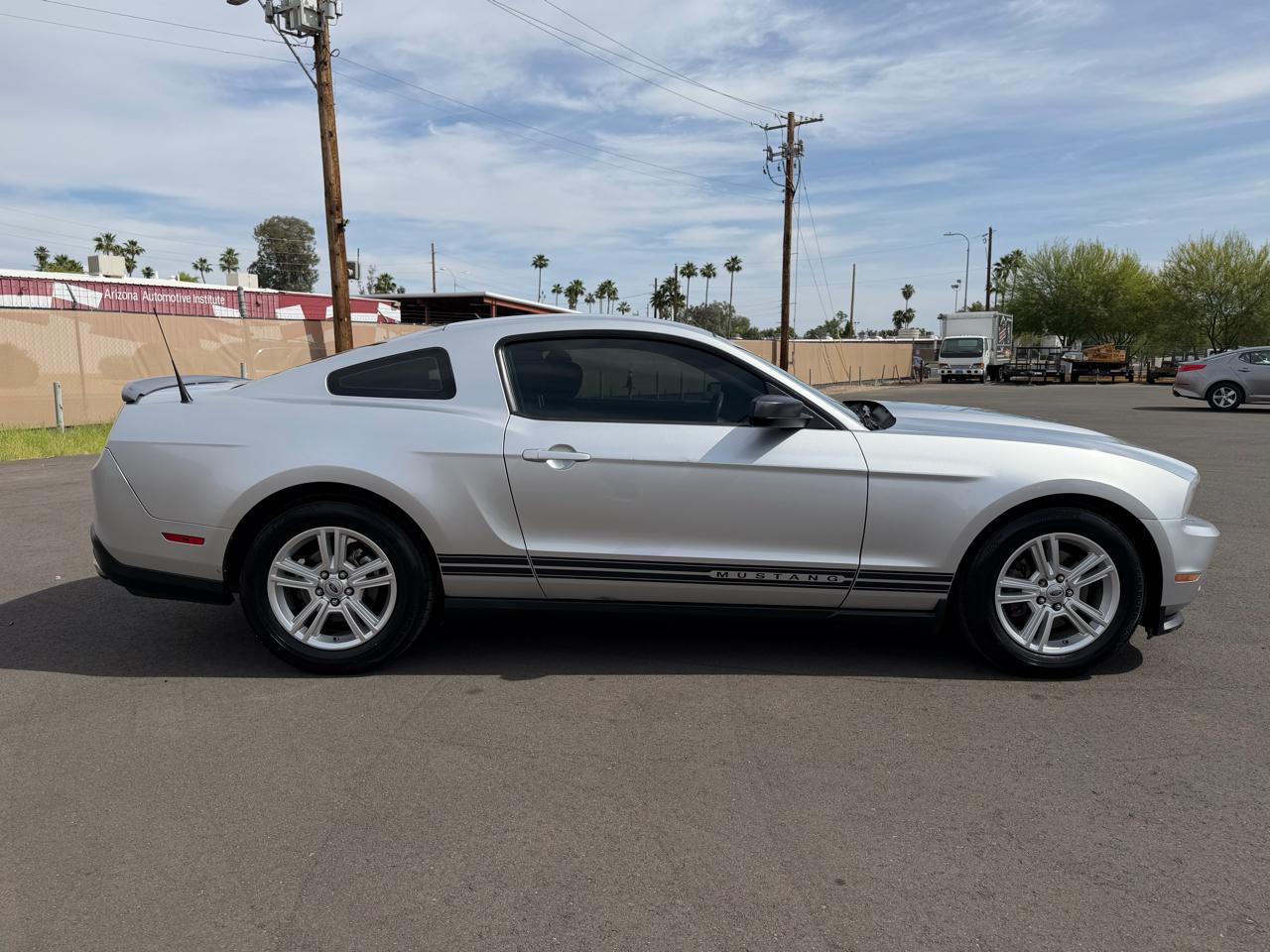 Ford Mustang V6 Coupe 2011