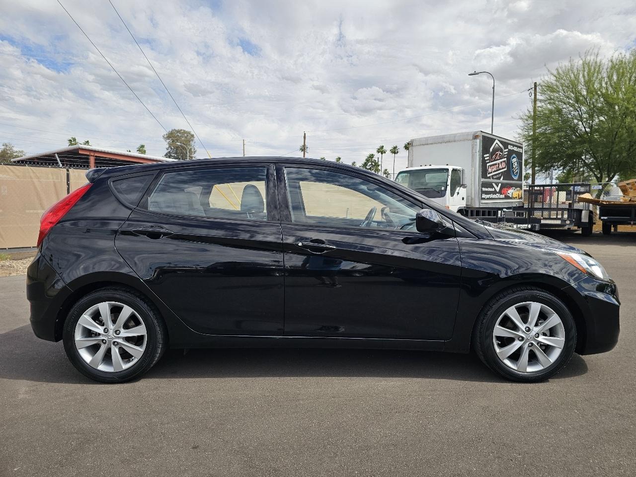 Hyundai Accent SE 5-Door 2012