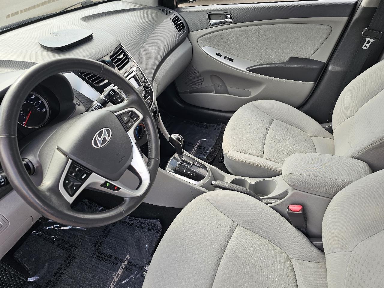 Hyundai Accent SE 5-Door 2012