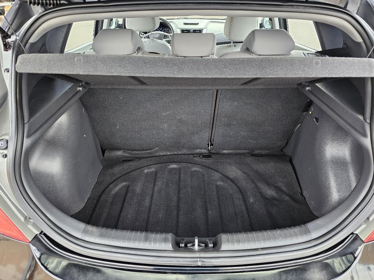 Hyundai Accent SE 5-Door 2012